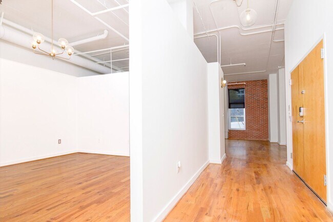 Building Photo - 1 bedroom 1 bath condo Prime Midtown location