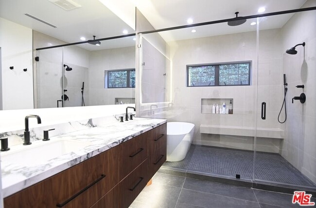 Building Photo - 1430 Stearns Dr