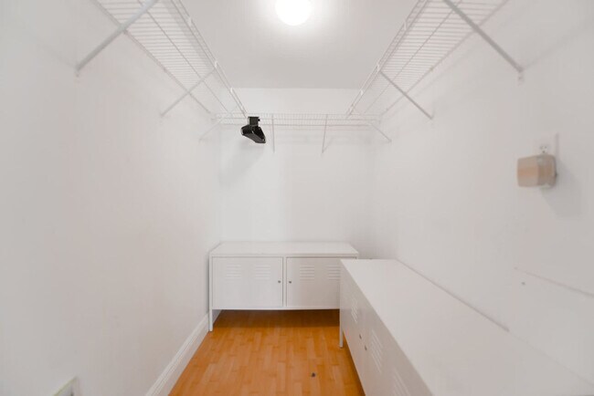 Building Photo - 1 SE 12th St