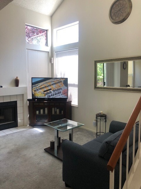 Building Photo - Large 2 Bedroom Townhome Available in Reno