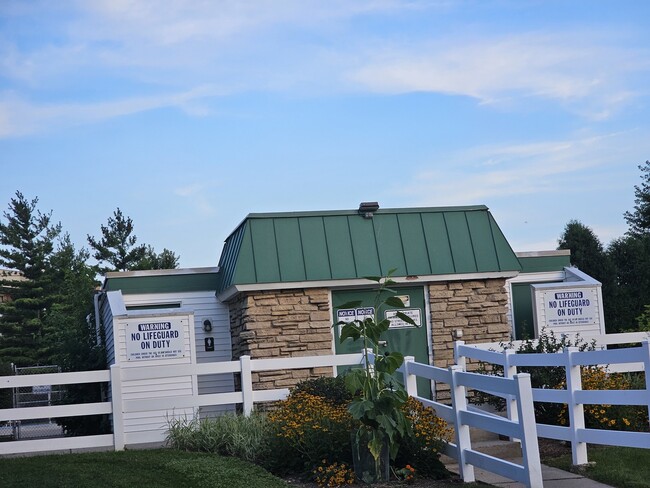 Building Photo - 2201 S Stewart Ave
