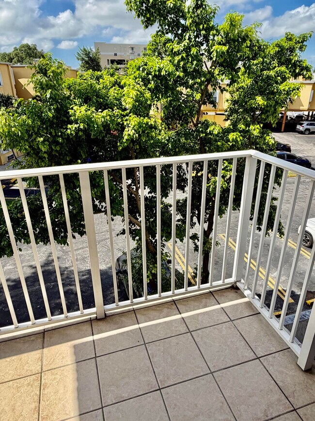 Building Photo - 2475 NW 16th St Rd