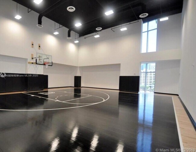 Building Photo - 851 NE 1st Ave