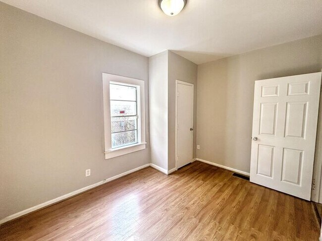 Building Photo - 1711 Center Way S
