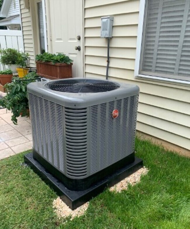 Building Photo - COMING SOON! Ballantyne Beauty! Spacious 3BR Home w/ Fireplace & Fenced Yard