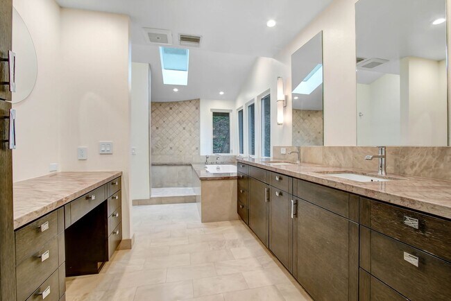 Building Photo - Rent this Beautiful 5 BEDROOM HOME NOW!