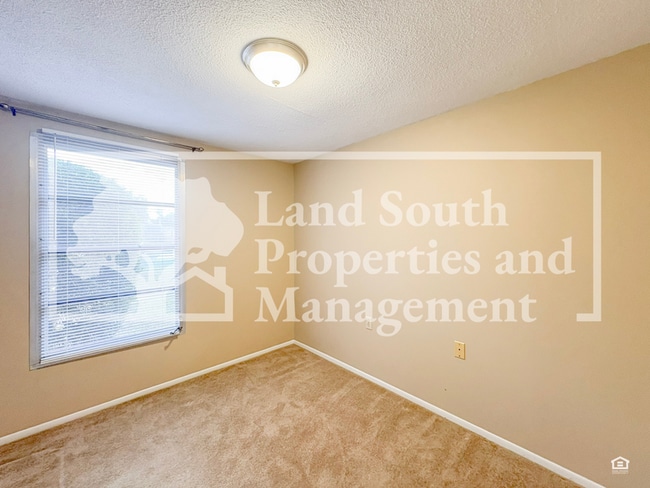 Building Photo - 2126 Smithfield Pl