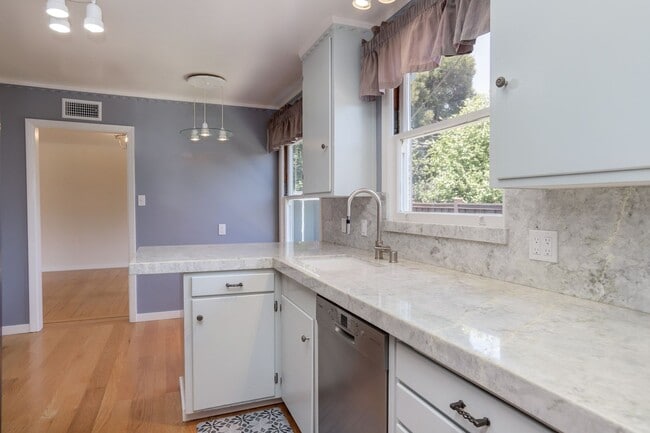 Building Photo - 4 Bed / 3 Bath Burlingame home near excell...