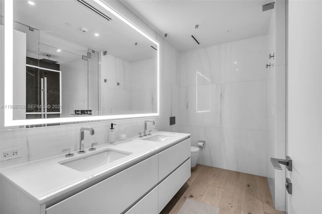 Building Photo - 300 Biscayne Blvd Way