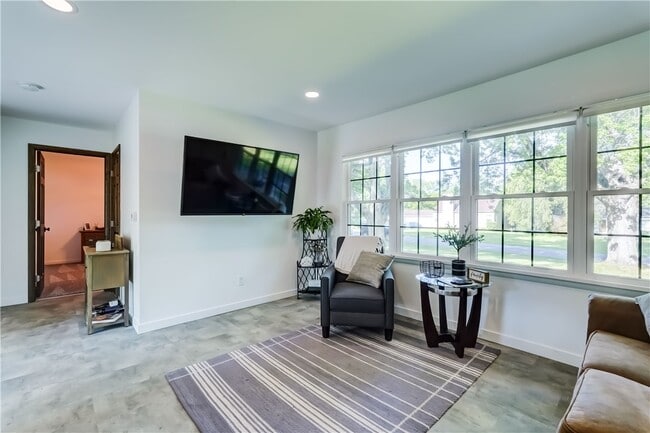 Building Photo - 20 Meadow View Dr
