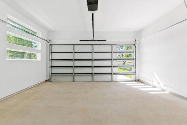 Building Photo - 418 Bedford Dr