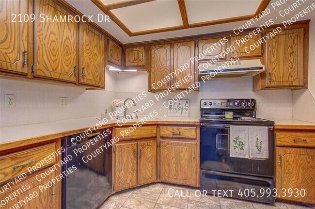 Building Photo - 2109 Shamrock Dr