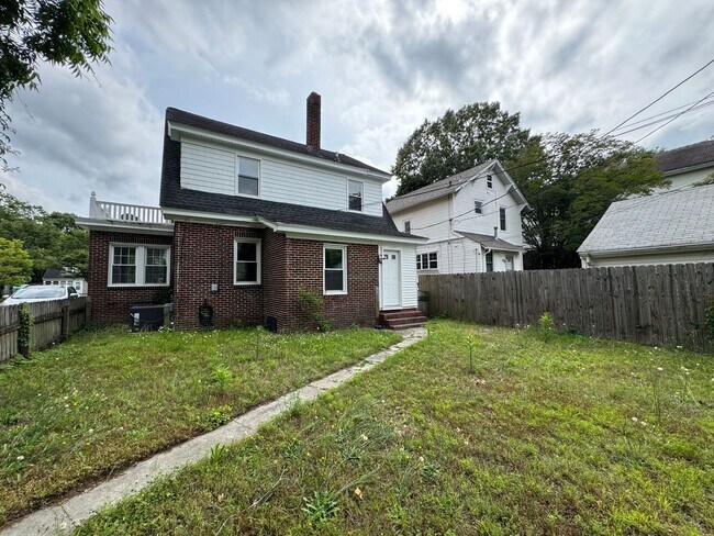 Building Photo - Welcome to this charming home in Portsmout...