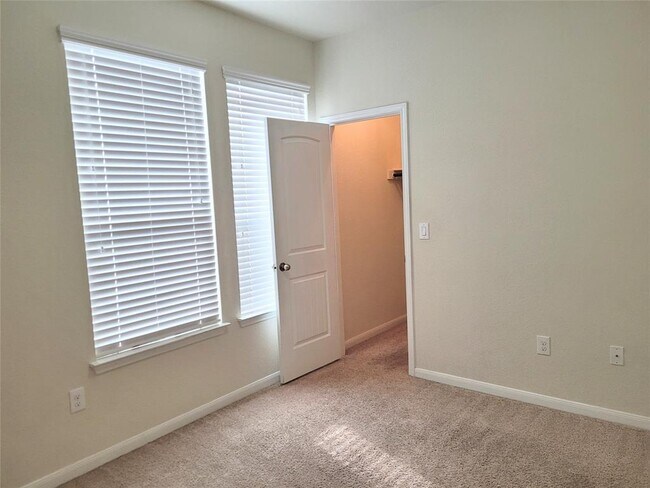 Building Photo - 711 Rolling Oak Dr