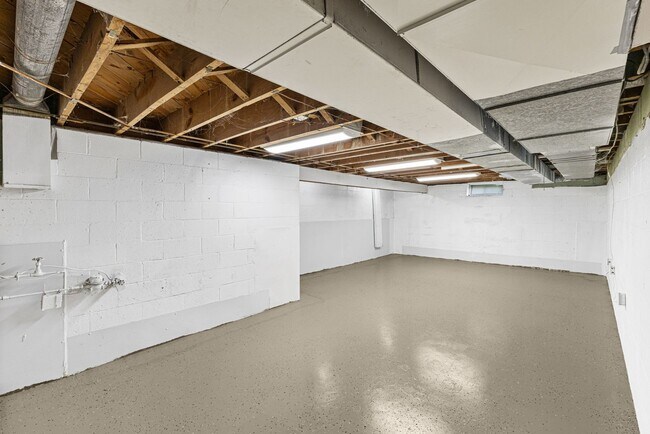 Building Photo - Charming 3-Bed Ranch with Detached Garage – Prime Upper Arlington/Columbus Area!