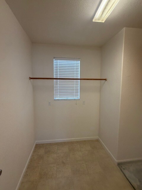 Building Photo - Gorgeous Modesto Home 3 Bedroom 2.5 Bathroom