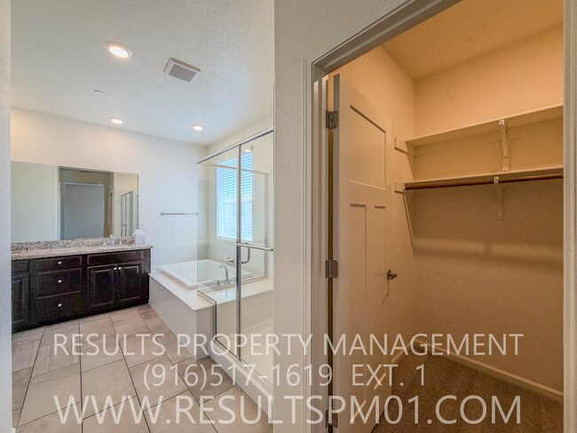 Building Photo - Beautiful Roseville 4 Bedroom Home