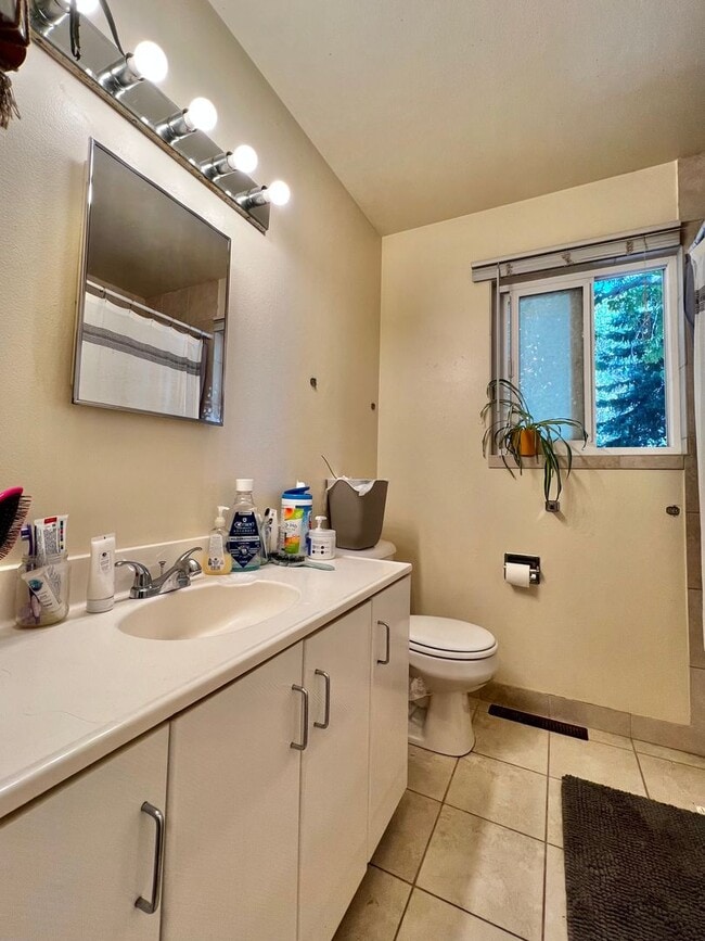 Building Photo - Spacious 5 bed, 2 bath Home in a Great Fort Collins Location!