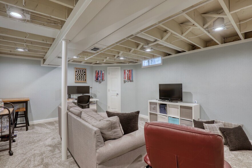 Lower leve - 11918 W Dearbourn Ave