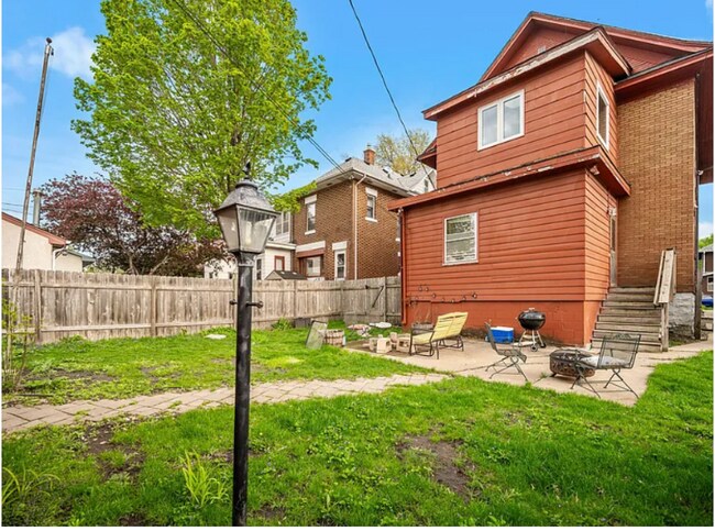 Building Photo - 887 W James Ave