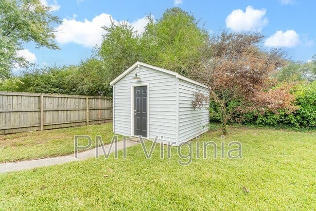 Building Photo - 1021 Mineola Dr