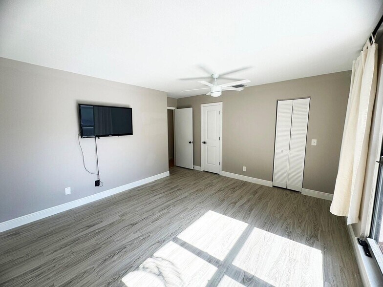 Building Photo - 321 Sandtree Dr