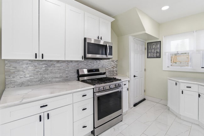 Building Photo - 925 Plainfield Ave