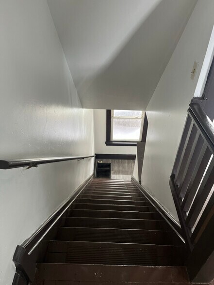 Building Photo - 836 E Whittier St