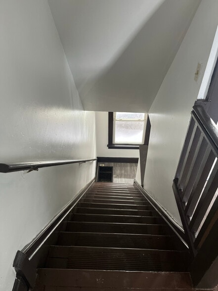 Building Photo - 840 E Whittier St