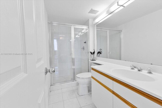 Building Photo - 3500 Mystic Pointe Dr