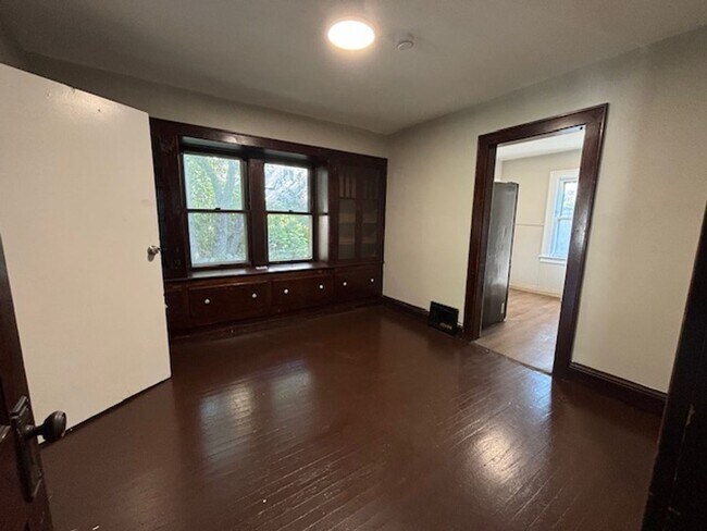 Building Photo - Classic 1928 Goodyear Heights charmer—fireplace, yard & off-street parking