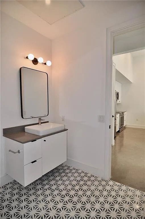 Building Photo - "Chic 2-Bed Gem in Vibrant East Austin Locale – Welcome Home!"