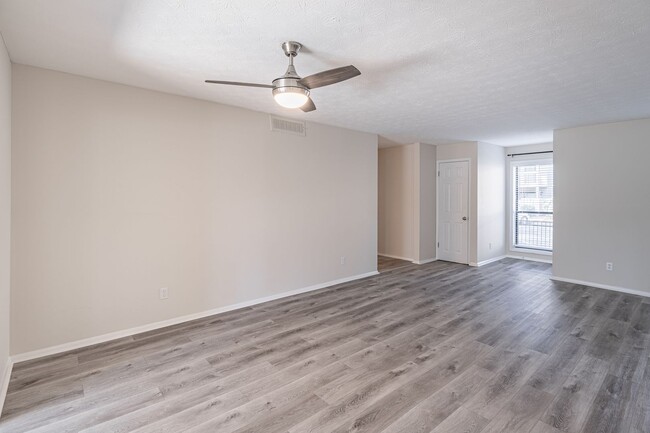 Building Photo - Renovated 2 bedroom Condo in gated Roswell...