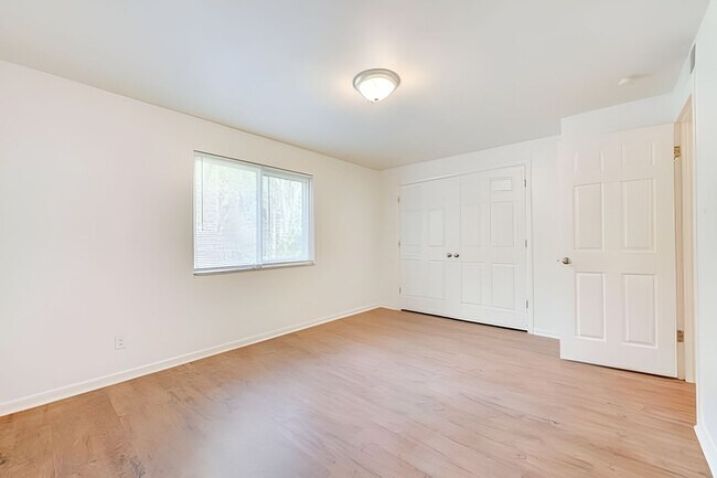 Building Photo - Avail July 1: 2BR Apt in Crafton, 1 Off Street Parking, AC, W/D included, Quartz Countertops, DW,...