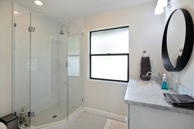 Building Photo - Beautifully furnished Arcadia Lite Rental Home!