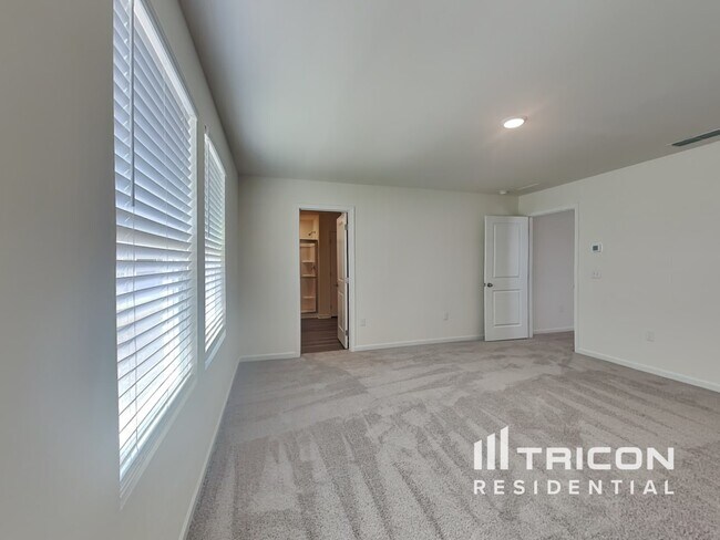 Building Photo - 1056 Large Poppy Dr