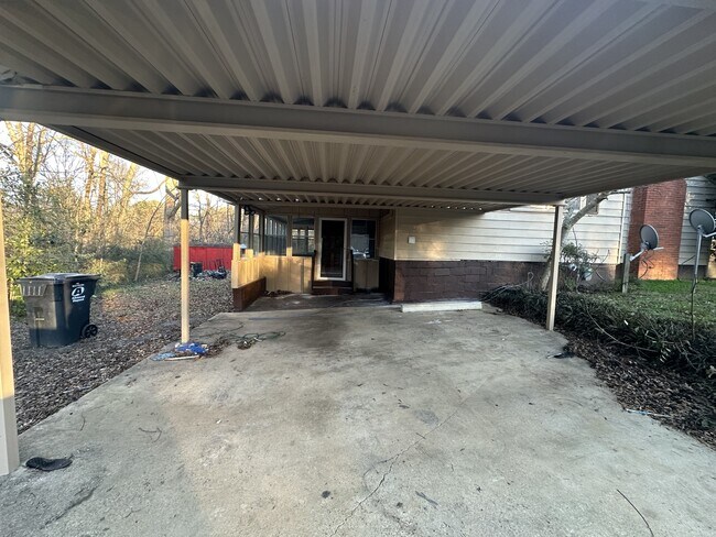 Building Photo - 1633 Yvonne Dr