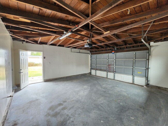 Building Photo - Charming 3-Bedroom Home Just 10 Minutes fr...