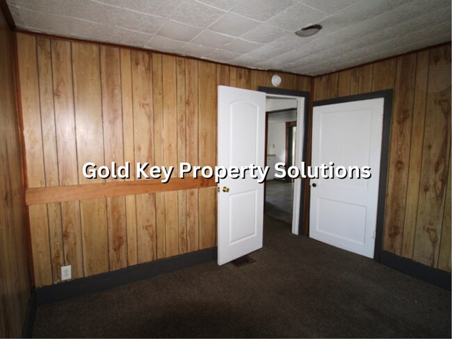 Building Photo - Cute 2 BR 1 BA House with Enclosed Porch a...