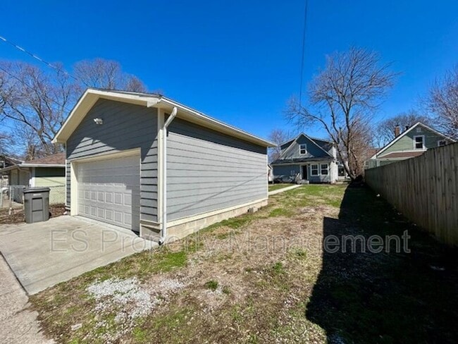 Building Photo - 838 N Temple Ave