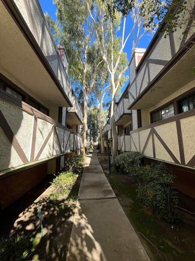 Building Photo - Canoga Park 1BR w/all appliances, parking,...