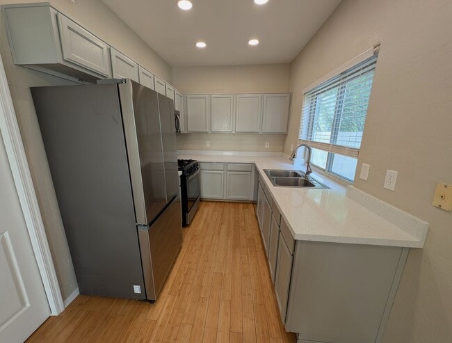 Building Photo - 2 Bedroom Townhome in the Stone Gate Commu...