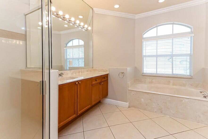 Building Photo - 1755 Palisades Dr