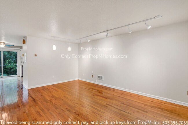 Building Photo - Charming Two Bedroom Condo with Close Access to I-5!