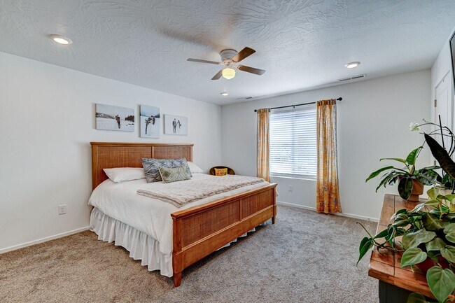 Building Photo - 3 BEDROOM Long Valley Townhome with all the Amenities