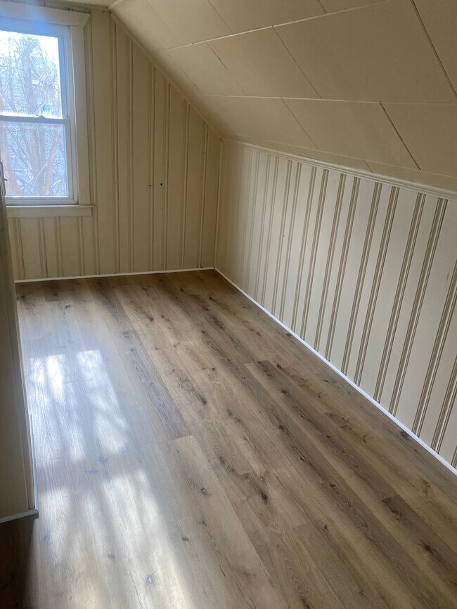 Building Photo - 3 bedroom 2 bath bungalow with finished basement