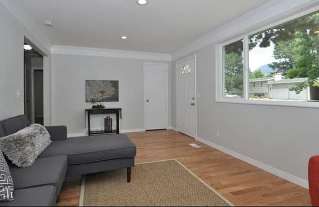 Building Photo - 4 Bedroom/ 2 Bathroom house in Midvale