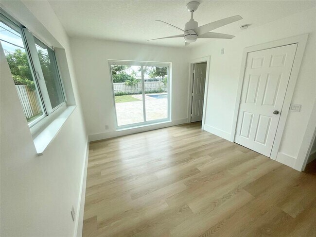 Building Photo - 924 SW 11th St