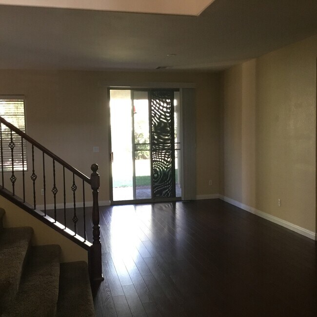 Building Photo - Northwest 4 Bedroom Beauty!!