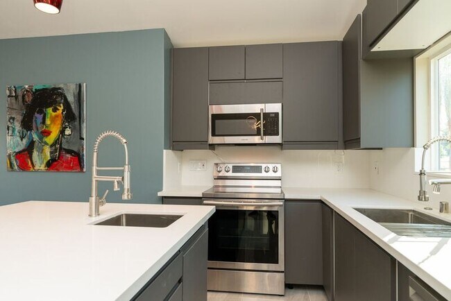 Building Photo - 6088 De La Rosa Ln